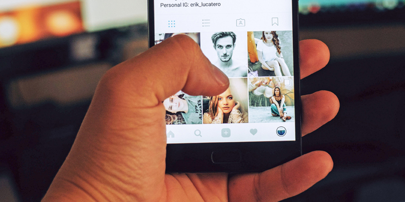 Hand, die auf Handy scrollt
