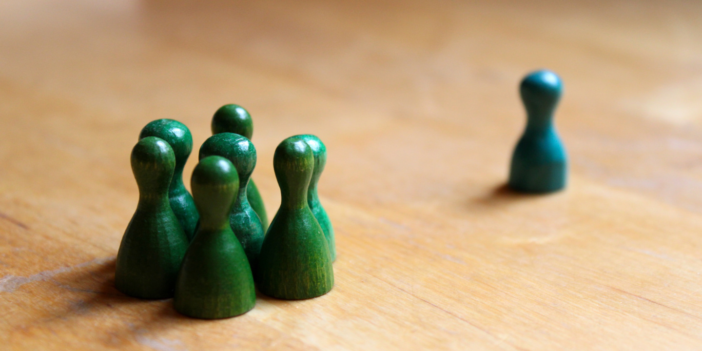 Spielfiguren, von denen eine ausgestoßen wird