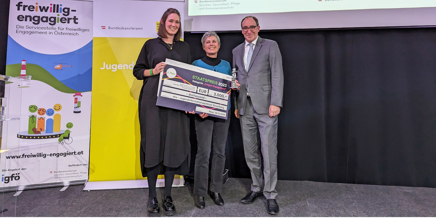 Andrea Gollob und Barbara Österle empfangen den Ehrenamtspreis von Bundesminister racuh