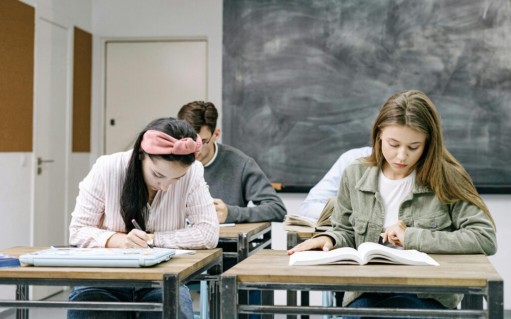 Sch&uuml;ler lernen in den Ferien in einer Sommerschule