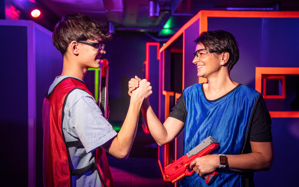 Zwei Jugendliche geben sich High Five in der Blaster Arena