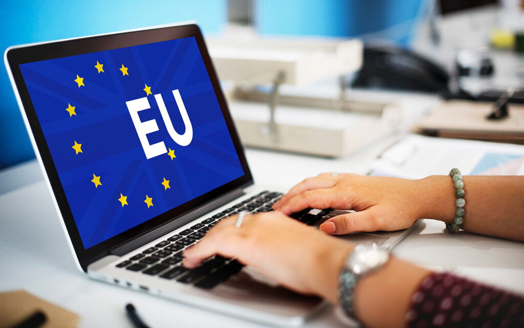 Am Bildschirm eines Laptops scheint die EU-Flagge auf