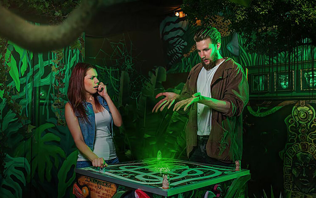 Zwei junge Menschen machen beim Escaperoom-Spiel mit