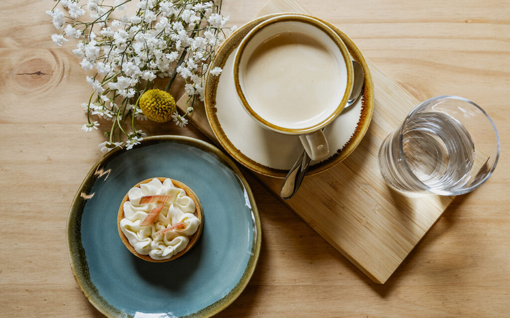 Ansicht von Kaffe und Törtchen