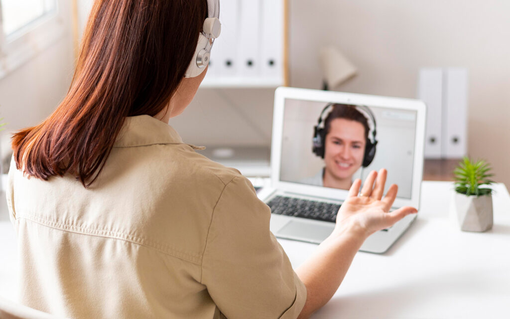 Eine Frau im Gespr&auml;ch in einem Online-Meeting.