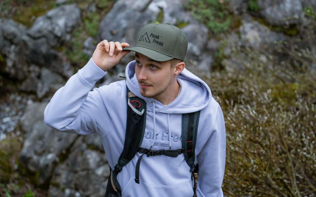 Junge im Peak Freak Outfit