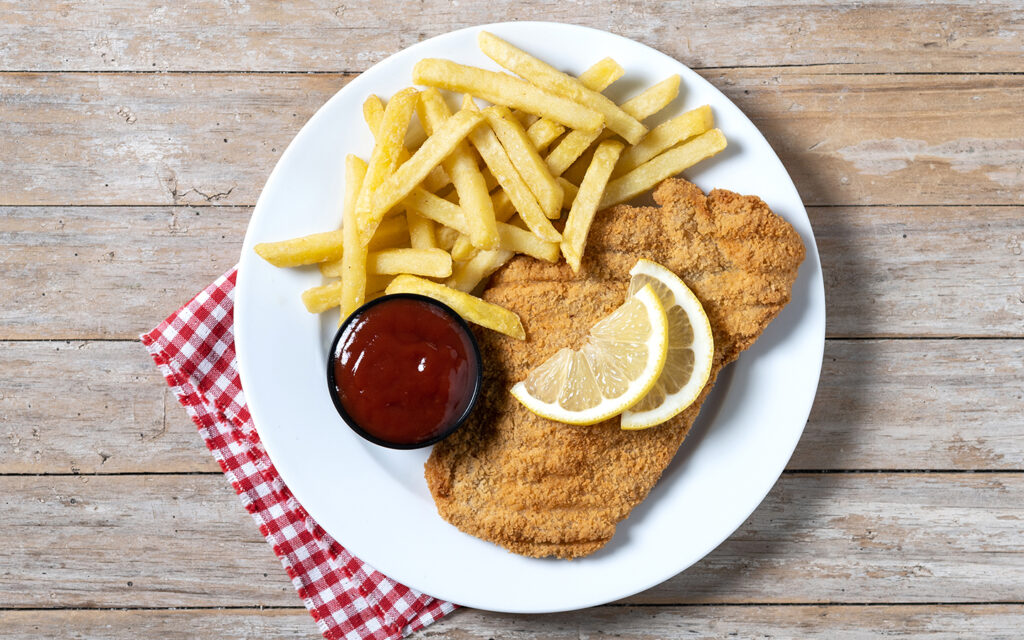 Ein Teller Schnitzel mit Pommes