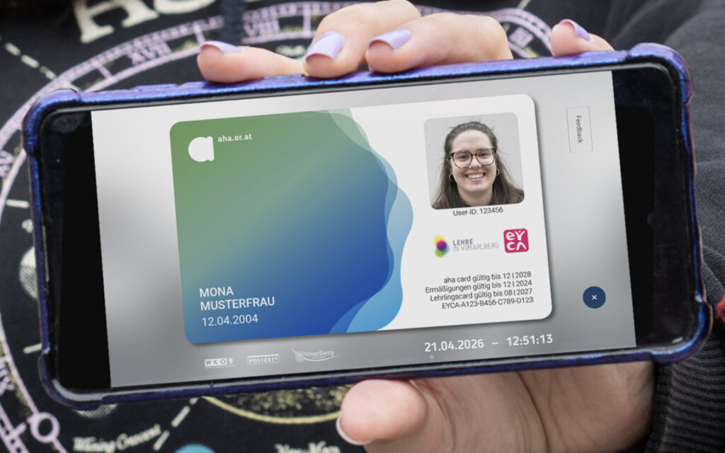 Jemand h&auml;lt die aha card in der aha App in die Kamera.