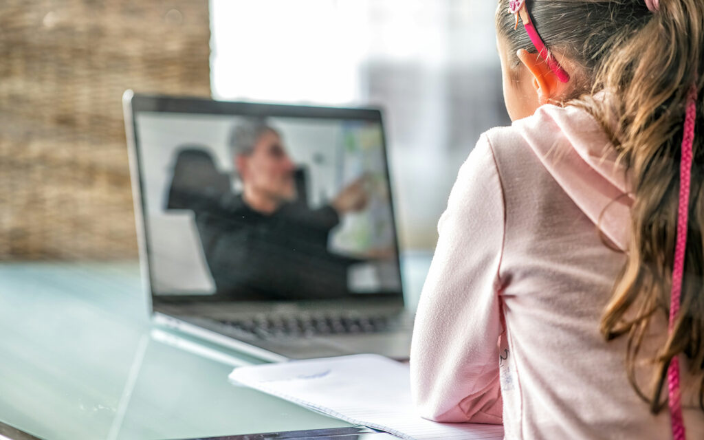 M&auml;dchen lernt mit Youtube-Videos am Computer