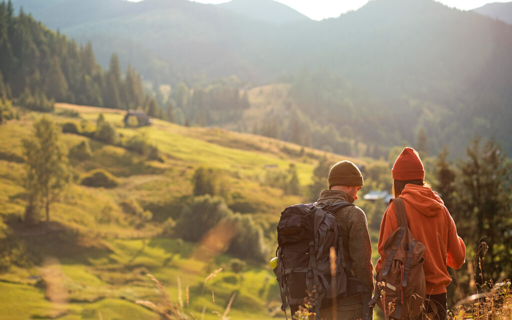 Ein junges P&auml;rchen wandert durch die Bergwelt