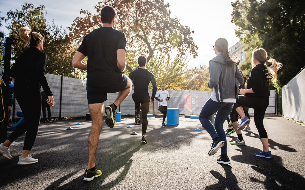 Eine Gruppe von Leuten macht outdoor Sport