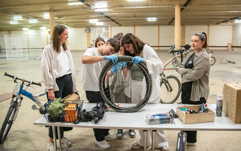 Jugendliche versuchen ein Fahrrad zu reparieren