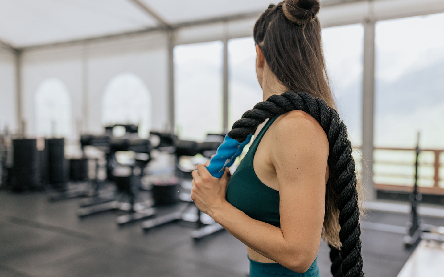 Junge Frau im Fitnessstudio