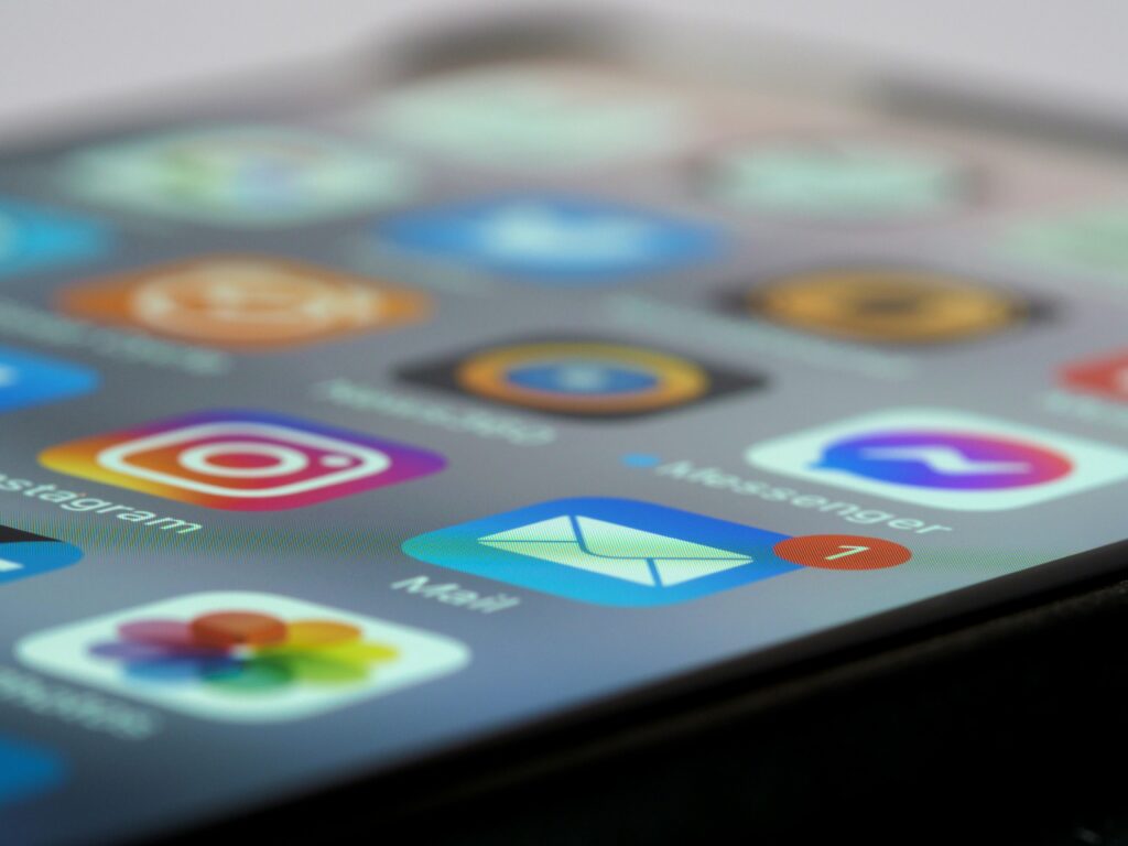 Display eines Smartphones mit verschiedenen Social Media Apps