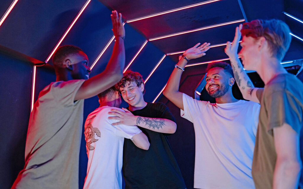 Jungs beglückwünschen sich und geben einander high five