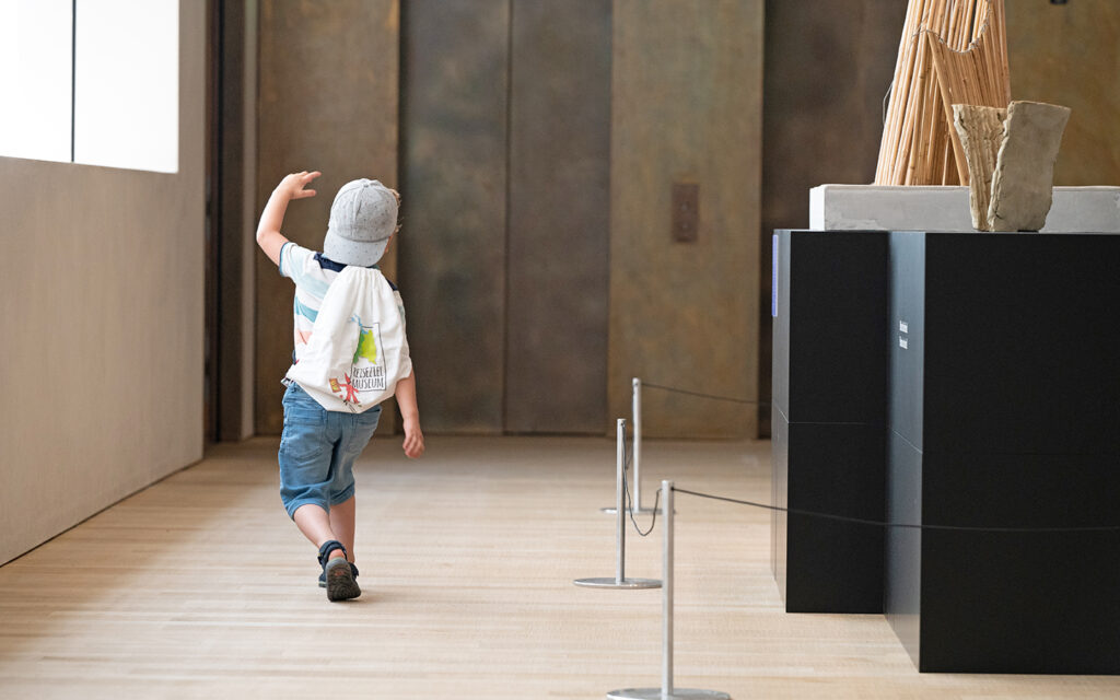 Ein Kind von hinten im Vorarlberg Museum