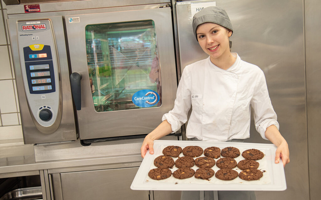 Eine Sch&uuml;lerin der HLW Rankweil pr&auml;sentiert die fertig gebackenen Cookies